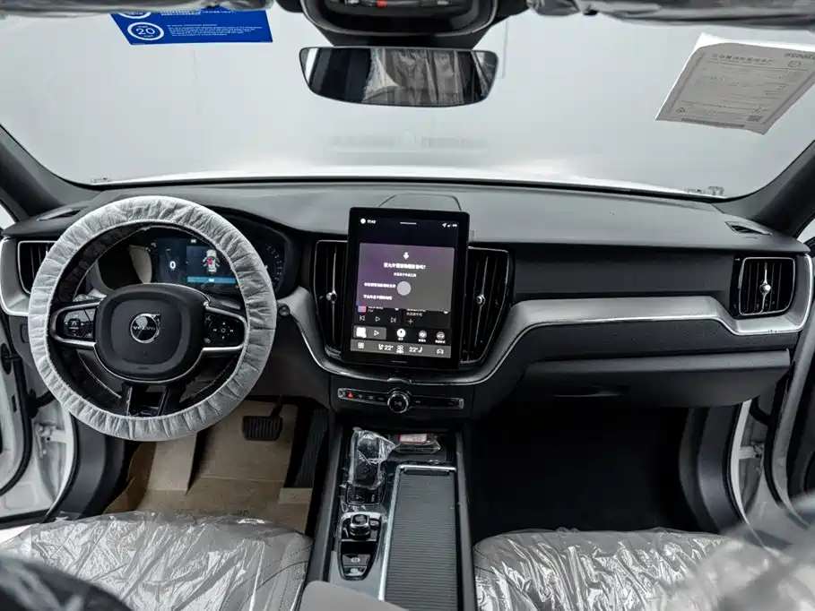 Volvo XC60 — фото 13