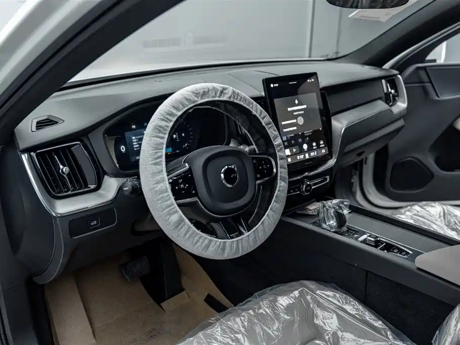 Volvo XC60 — фото 7