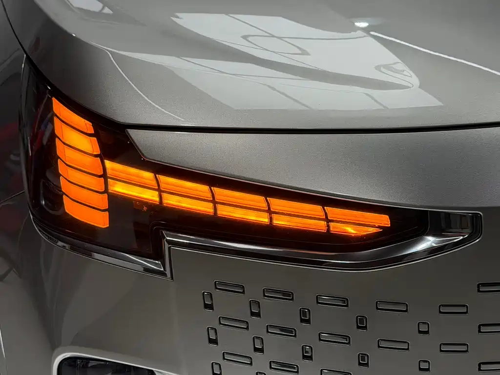 Volvo EM90 — фото 20