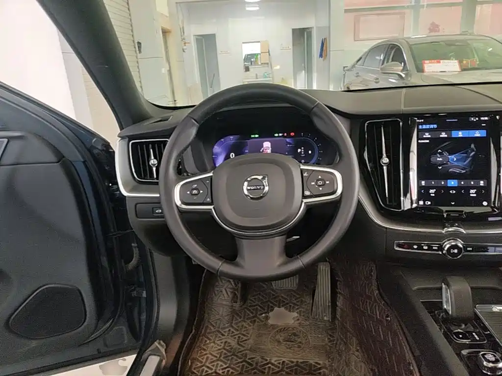 Volvo XC60 — фото 11