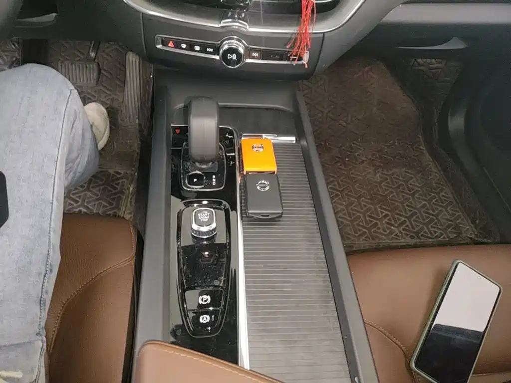 Volvo XC60 — фото 14