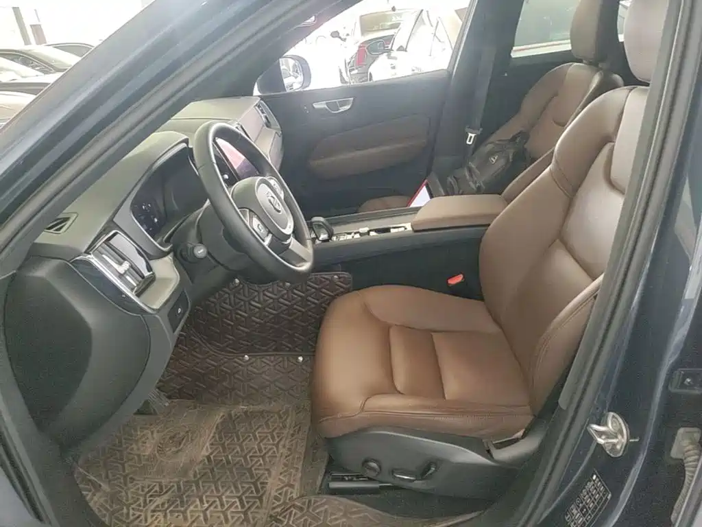 Volvo XC60 — фото 15