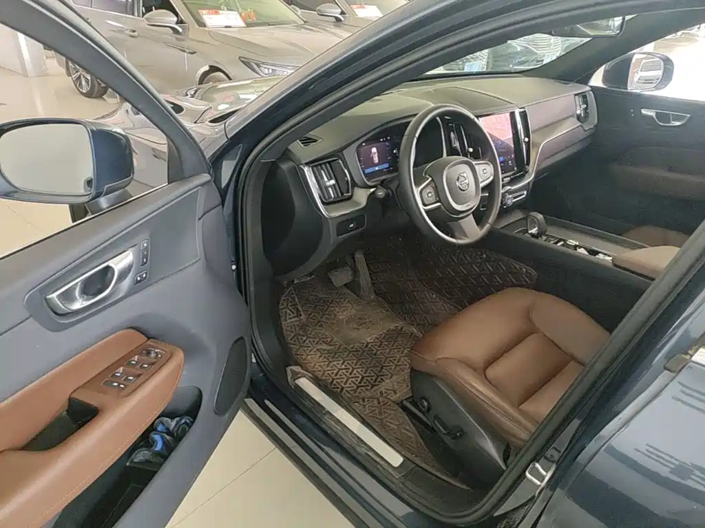 Volvo XC60 — фото 16