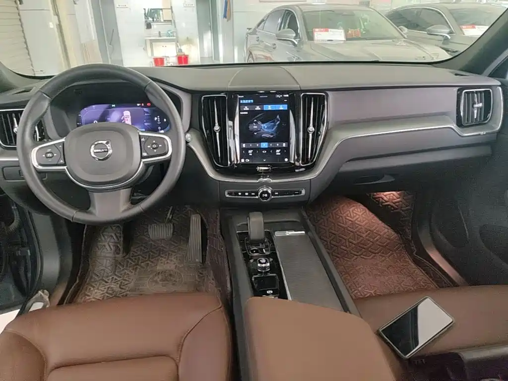 Volvo XC60 — фото 10