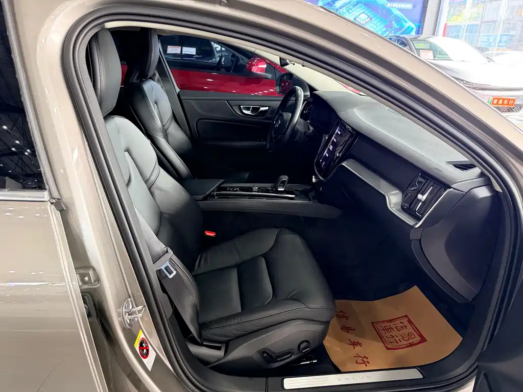 Volvo S60 — фото 11