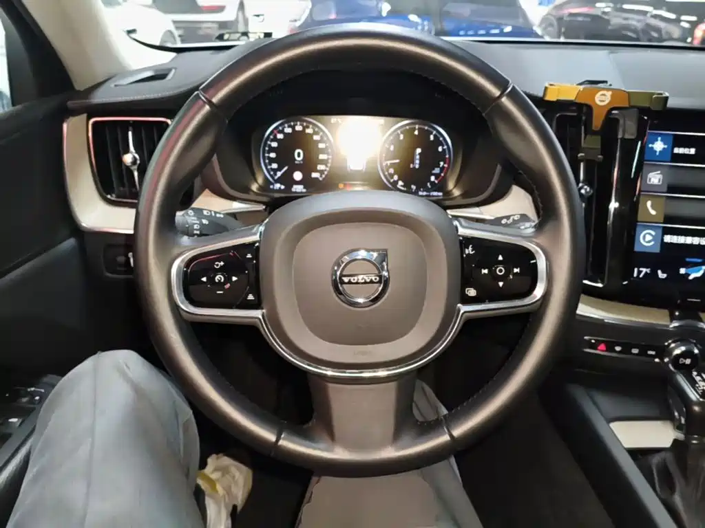 Volvo XC60 — фото 11