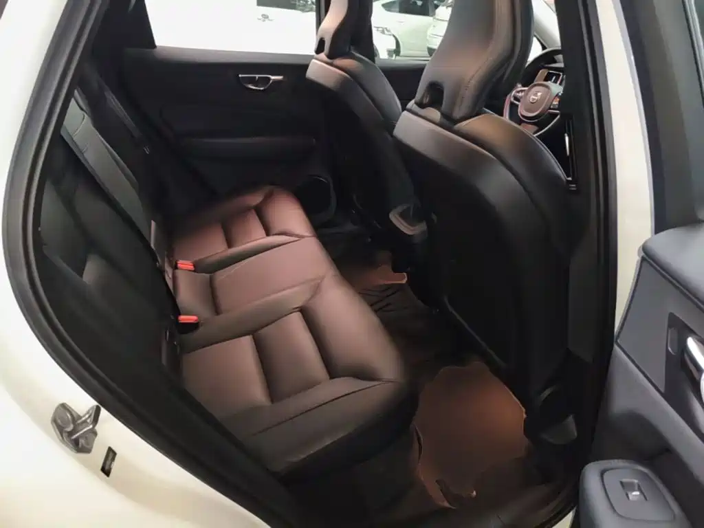 Volvo XC60 — фото 17