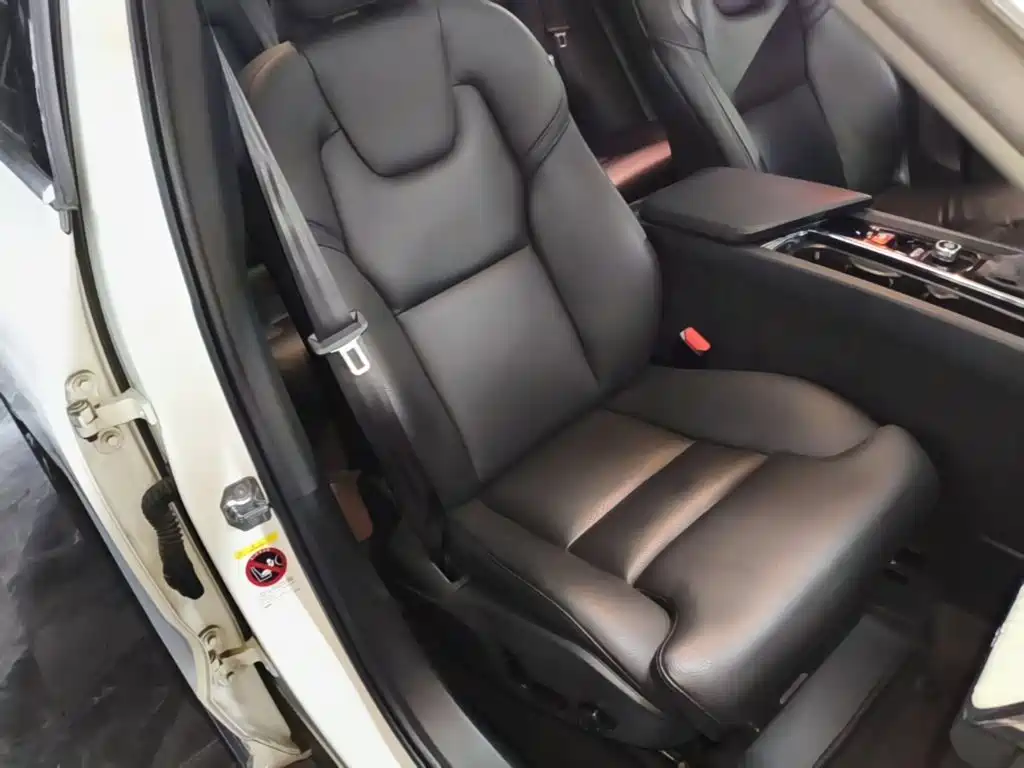 Volvo XC60 — фото 25