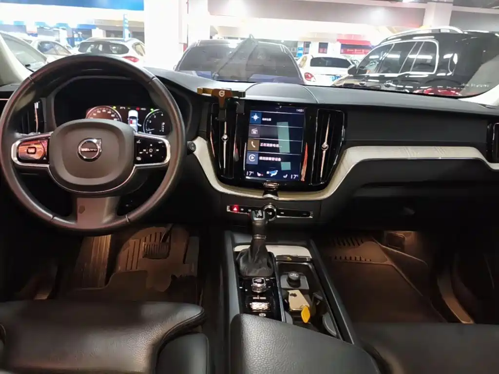 Volvo XC60 — фото 10