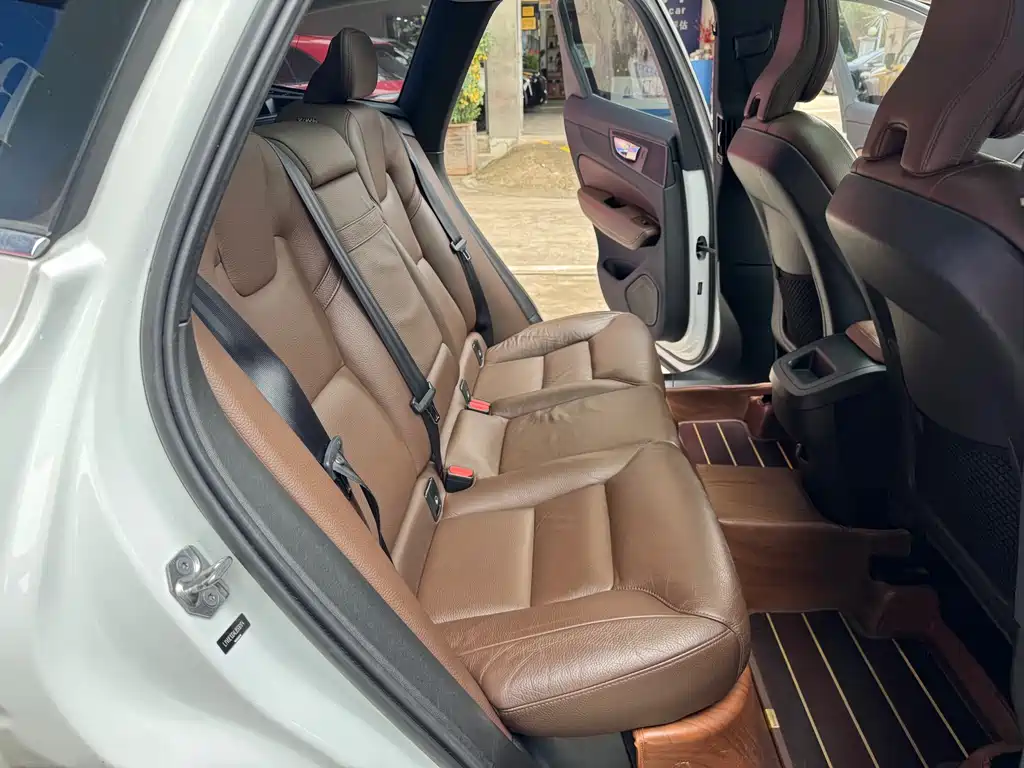 Volvo XC60 — фото 13