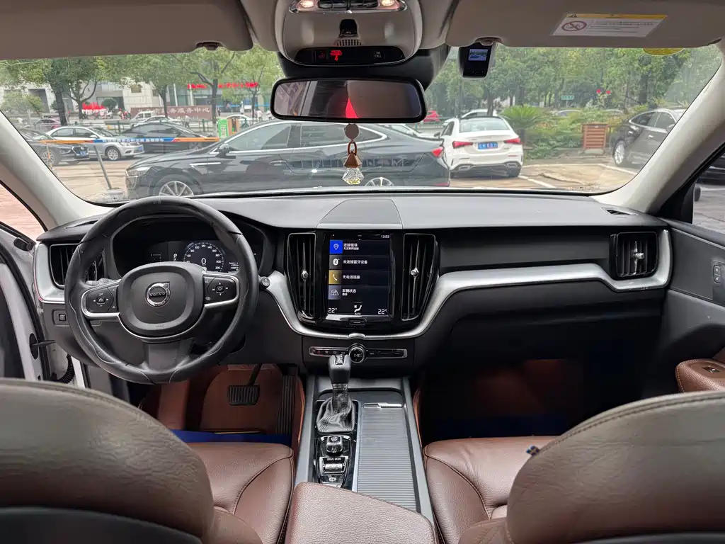Volvo XC60 — фото 14