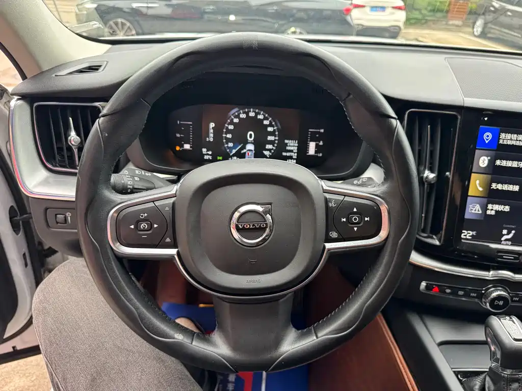 Volvo XC60 — фото 19