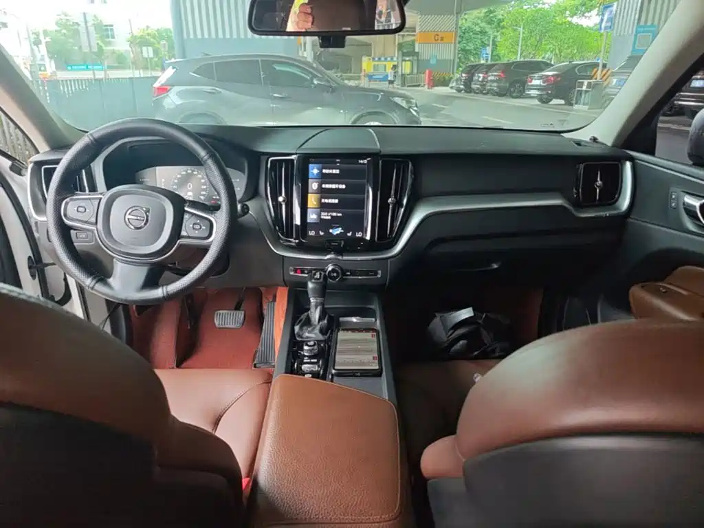 Volvo XC60 — фото 10