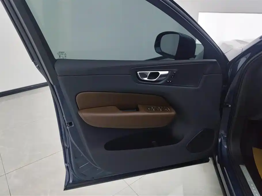 Volvo XC60 — фото 7