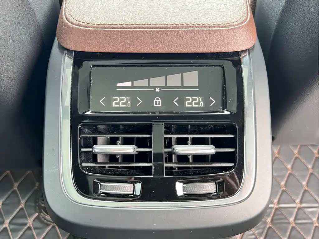 Volvo XC90 — фото 17