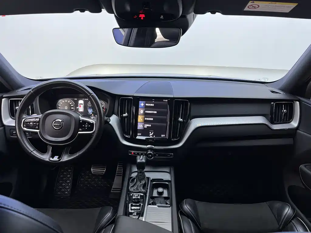 Volvo XC60 — фото 8