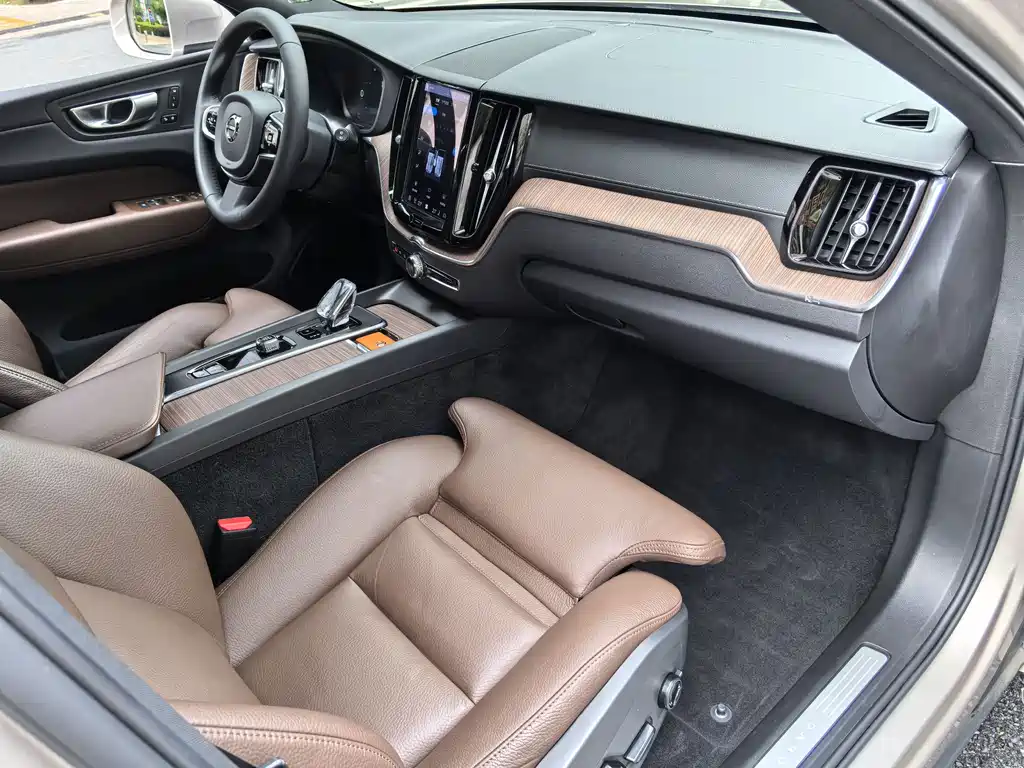 Volvo XC60 — фото 11