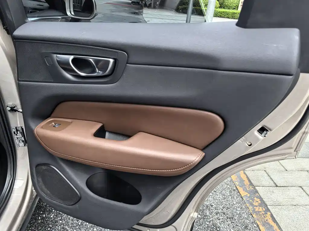 Volvo XC60 — фото 13