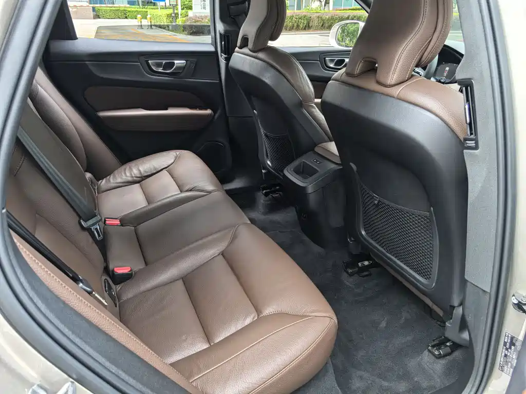Volvo XC60 — фото 14