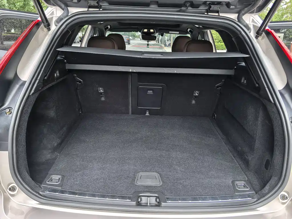 Volvo XC60 — фото 17