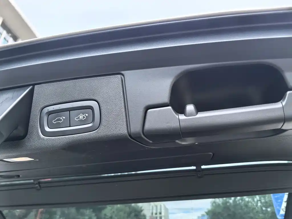 Volvo XC60 — фото 18