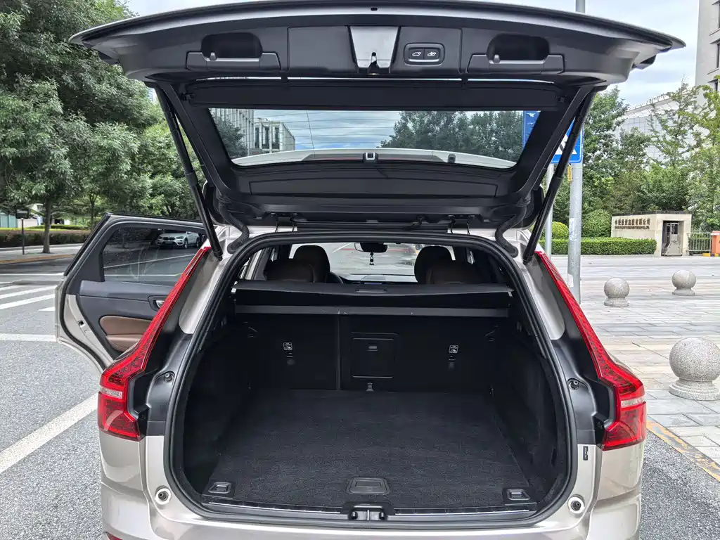 Volvo XC60 — фото 19