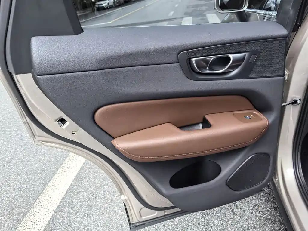 Volvo XC60 — фото 21