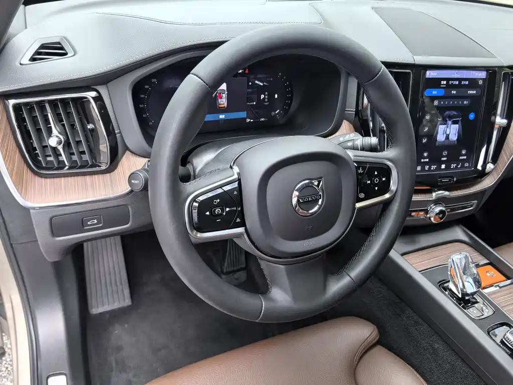 Volvo XC60 — фото 22