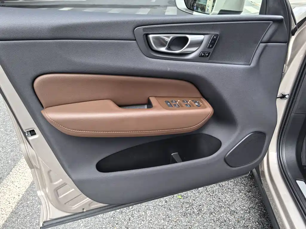 Volvo XC60 — фото 23