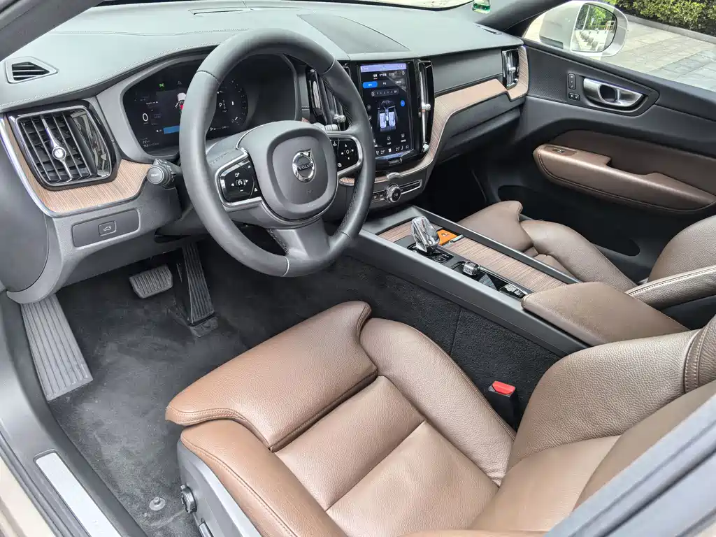Volvo XC60 — фото 24