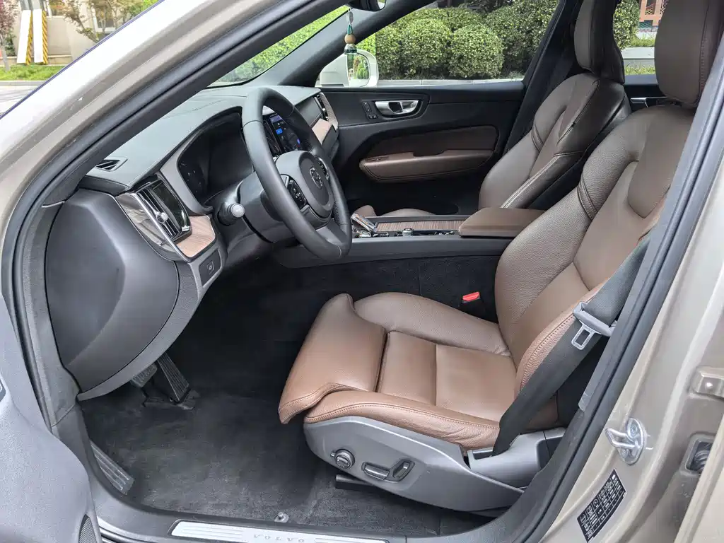 Volvo XC60 — фото 25
