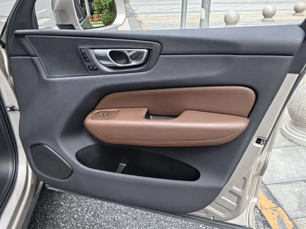 Volvo XC60 — фото 10
