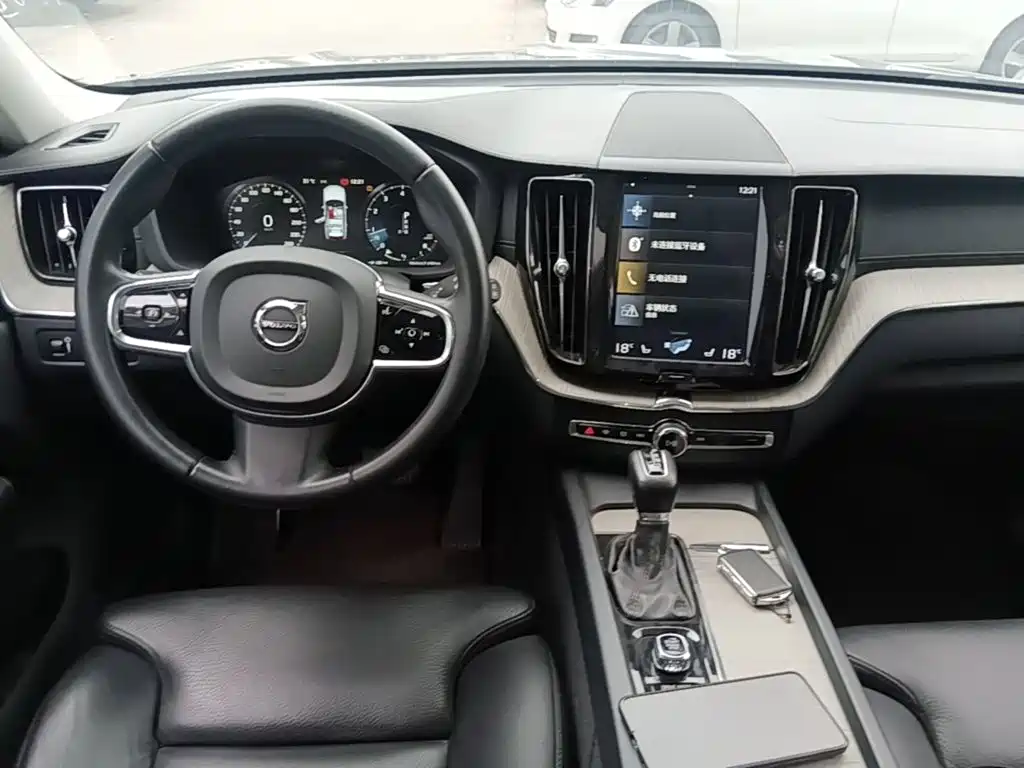 Volvo XC60 — фото 10