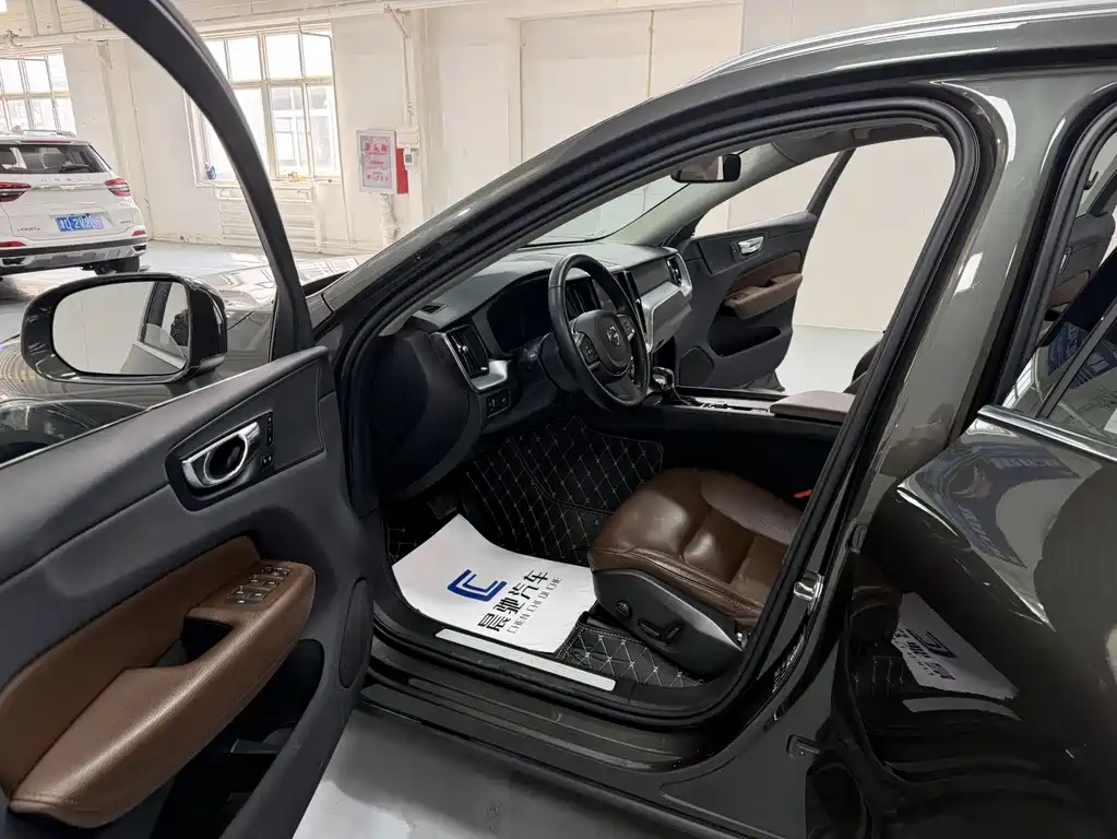 Volvo XC60 — фото 11