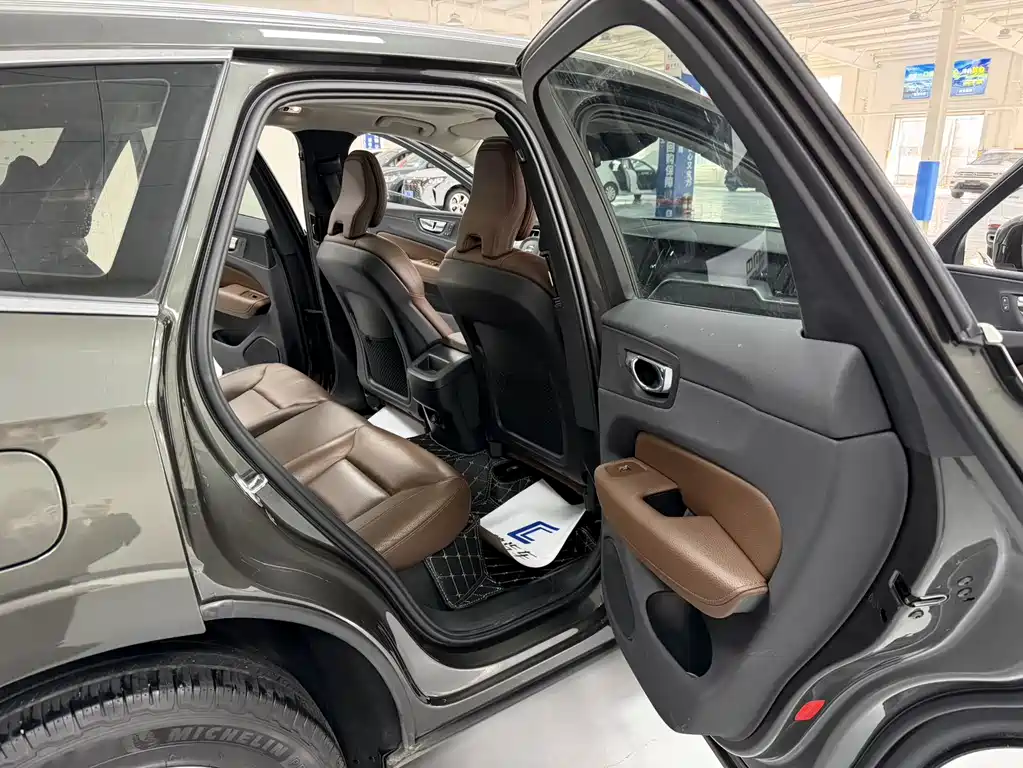 Volvo XC60 — фото 14