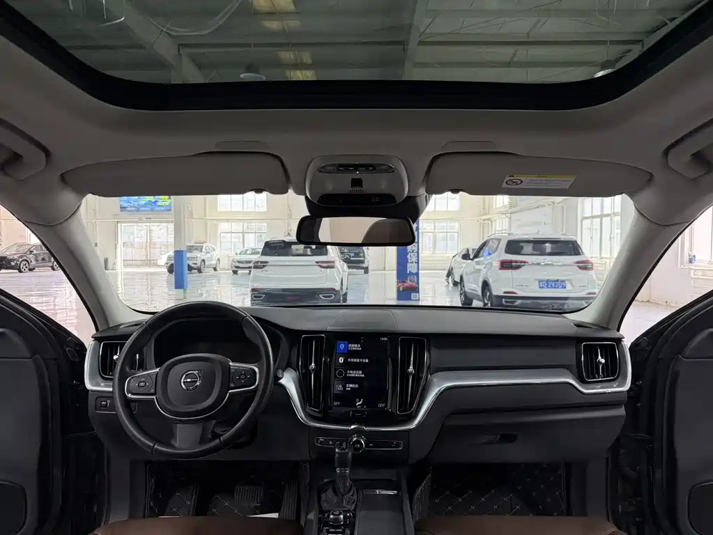 Volvo XC60 — фото 10