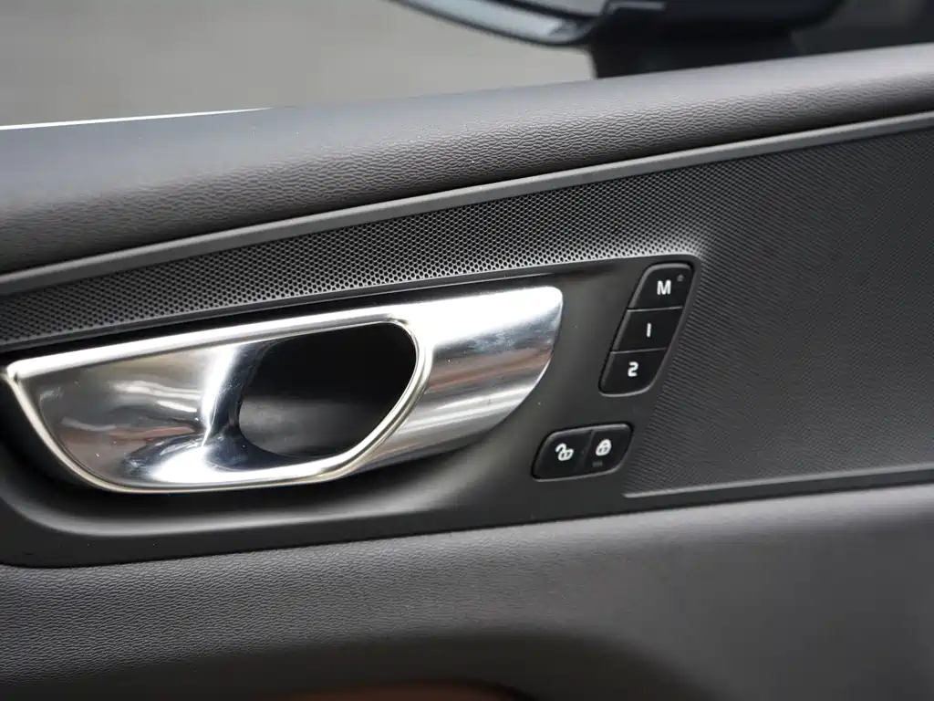 Volvo XC60 — фото 15