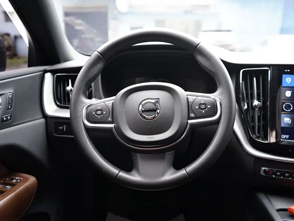 Volvo XC60 — фото 20