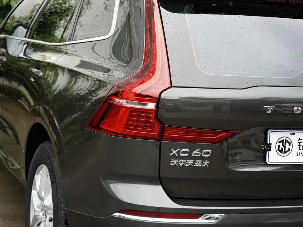 Volvo XC60 — фото 21