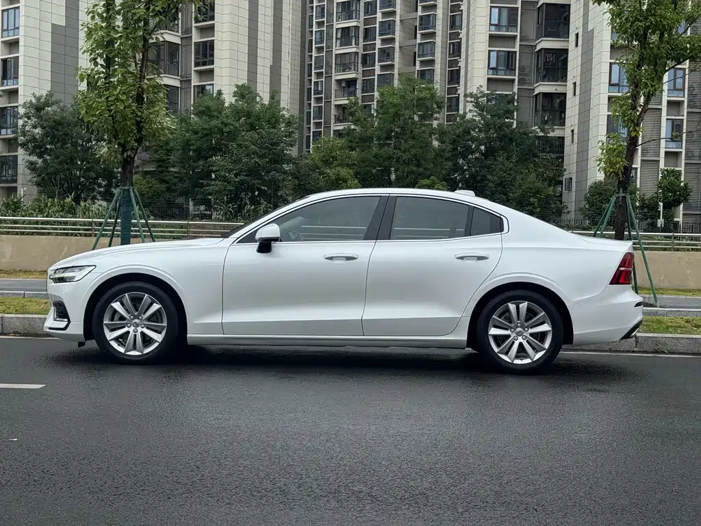 Volvo S60 — фото 17