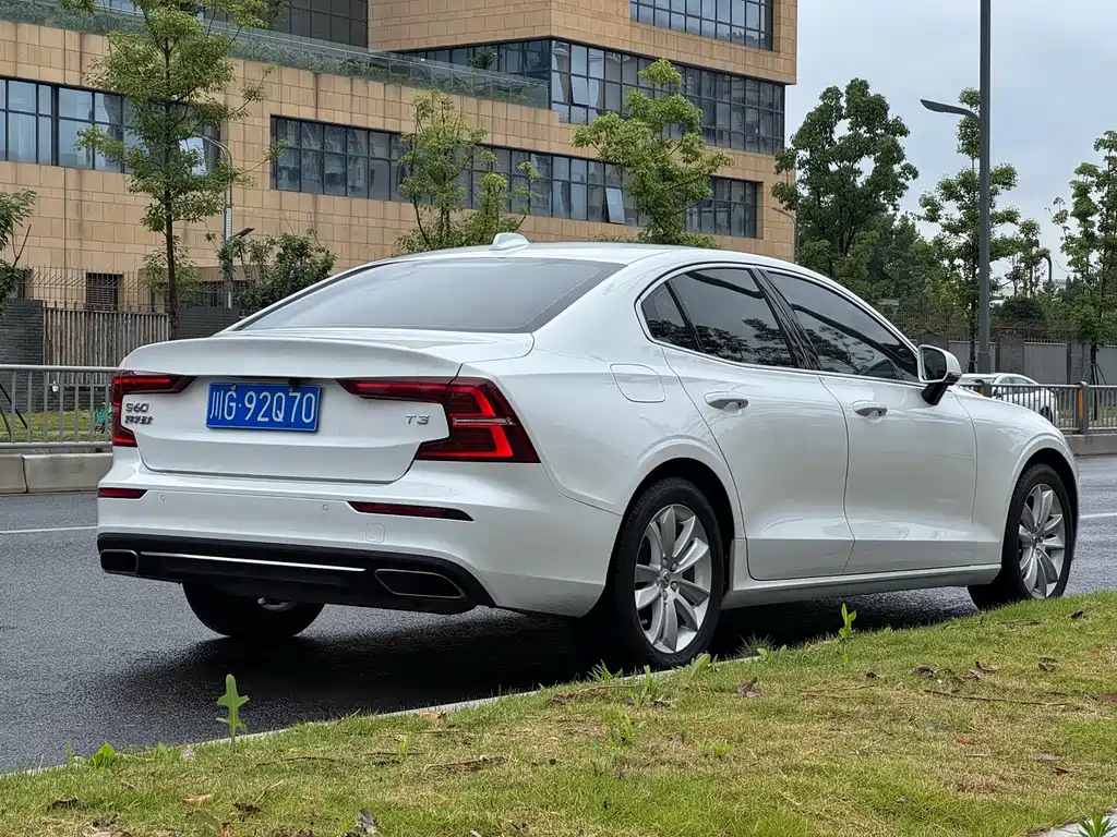 Volvo S60 — фото 18