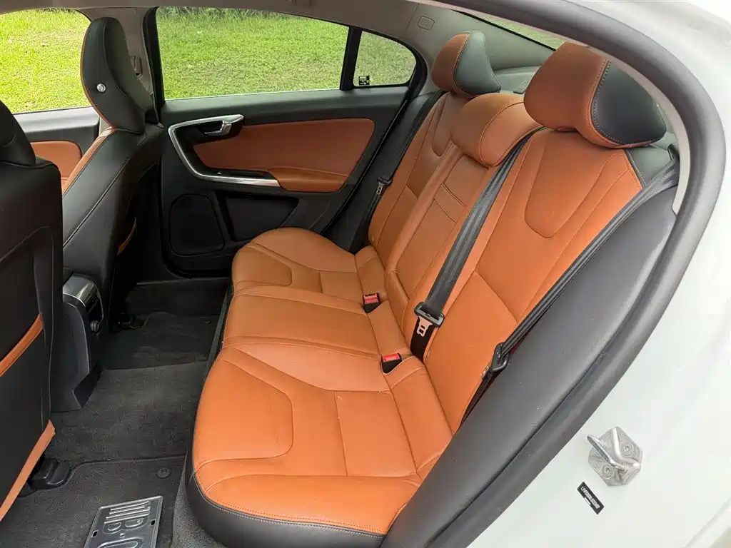 Volvo S60 — фото 10