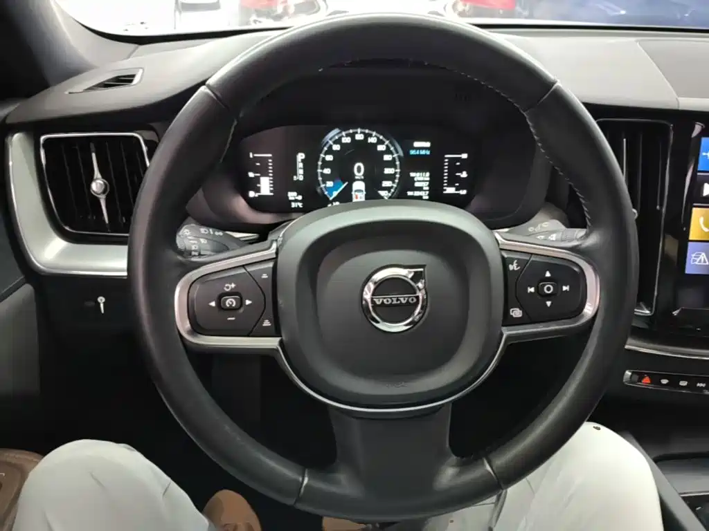 Volvo XC60 — фото 11
