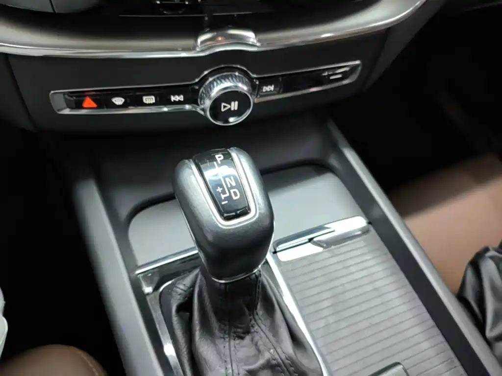 Volvo XC60 — фото 14
