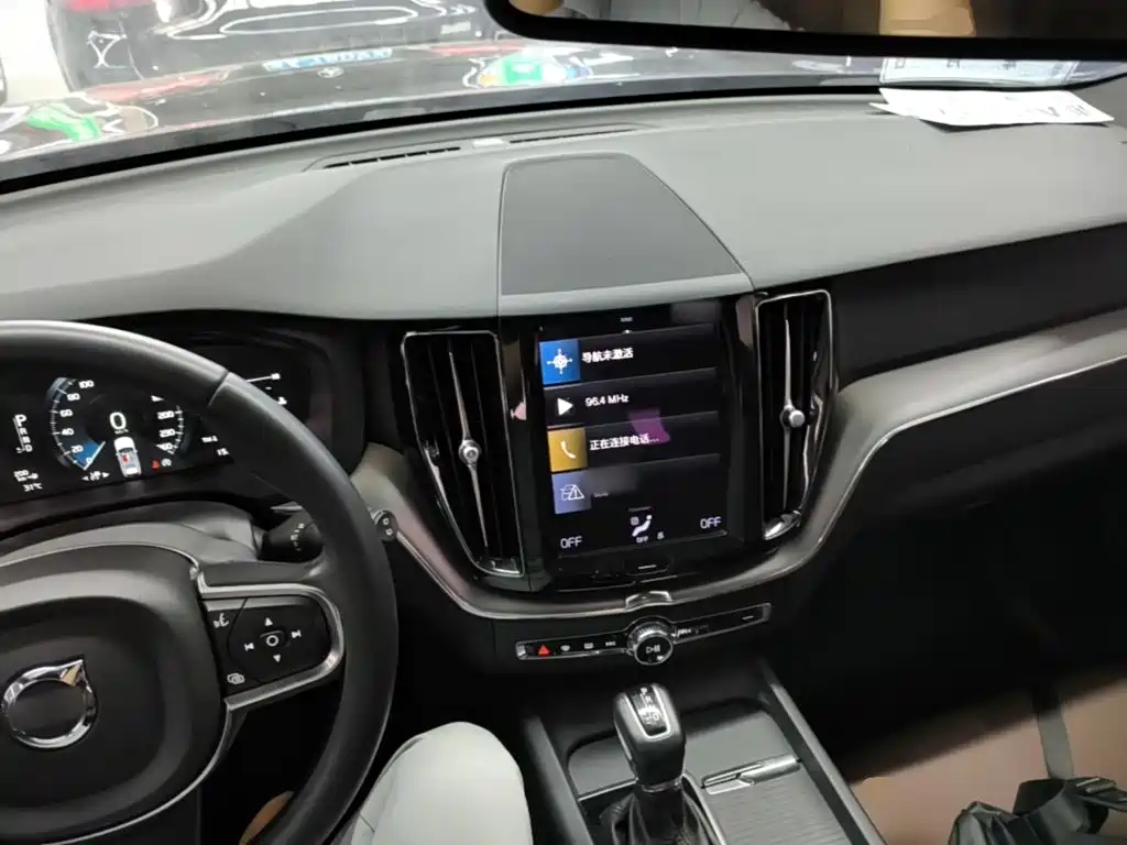 Volvo XC60 — фото 10