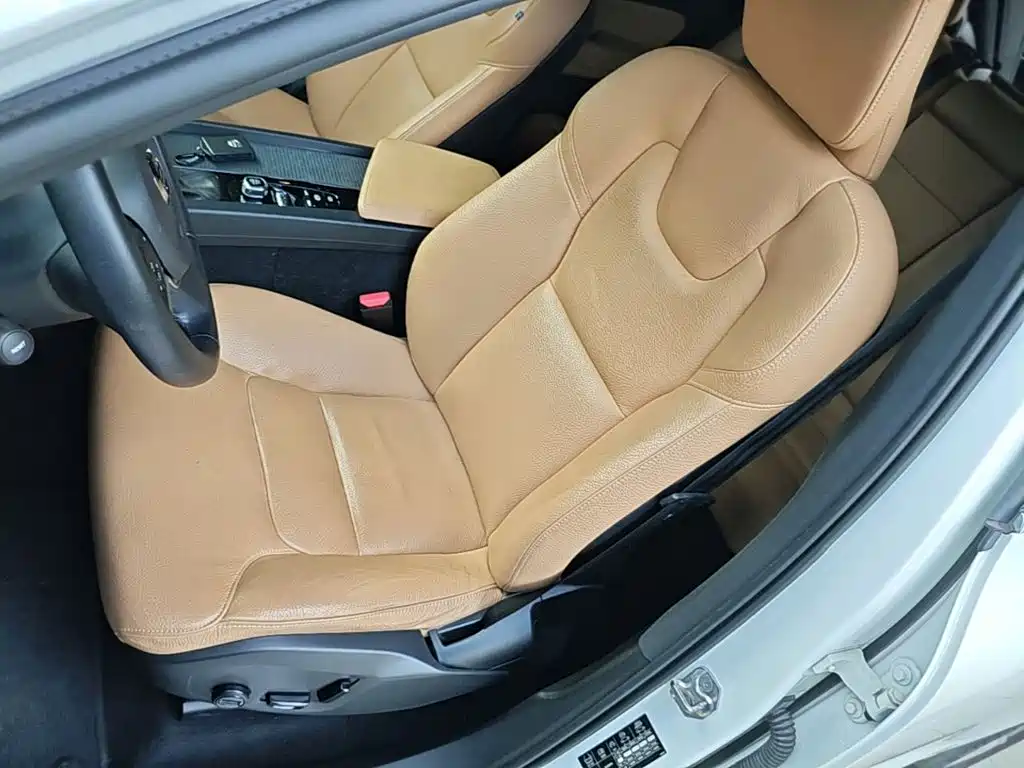 Volvo XC60 — фото 11