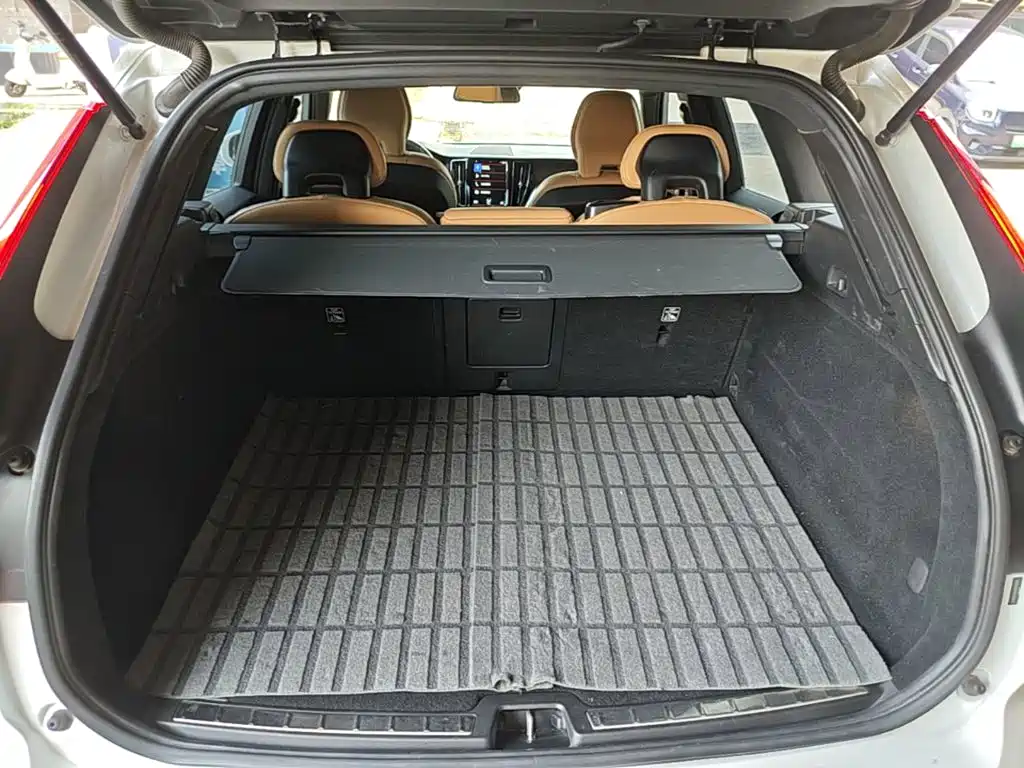 Volvo XC60 — фото 15