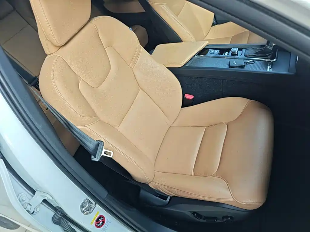 Volvo XC60 — фото 20
