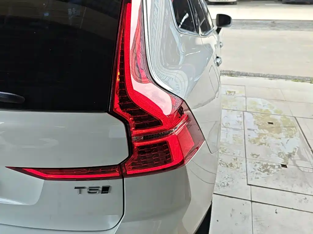 Volvo XC60 — фото 24
