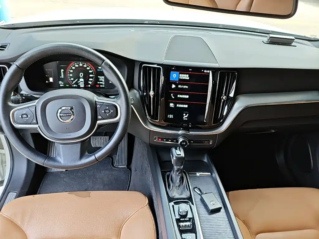 Volvo XC60 — фото 6
